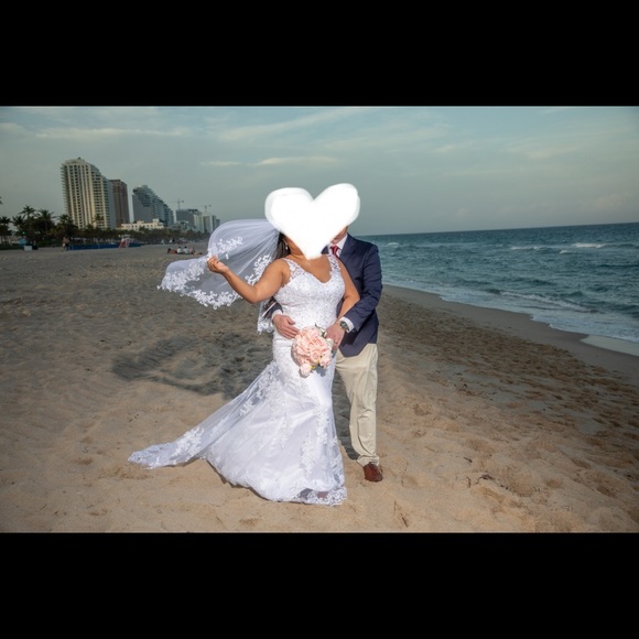 Beautiful wedding dress. size 14-18 - Picture 9 of 13